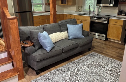 South Kingstown Cottage | Cozy Private Cottage - close to URI, beaches, charming downtown Wakefield & more