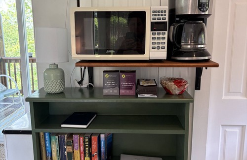 Leicester Cottage | Cozy Private cottage in Asheville with WiFi, AC- minutes to fun!