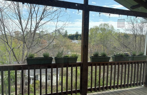 Leicester Cottage | Cozy Private cottage in Asheville with WiFi, AC- minutes to fun!