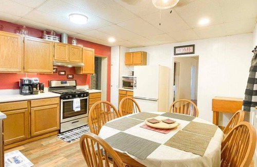 Jewell County House | Cozy private Lakehouse with prime fishing, hunting, and lake access.