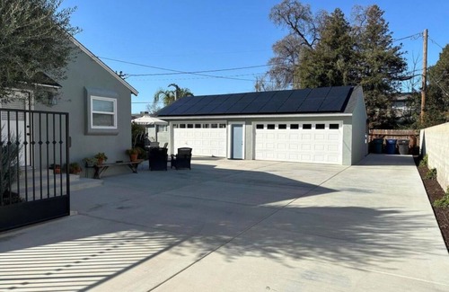 Tulare House | Cozy, private parking and centrally located home in Tulare!