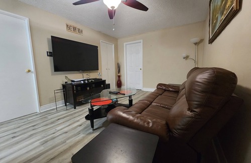 Mississauga House | Cozy Private Room+Balcony - 1' walk to GO train and bus station