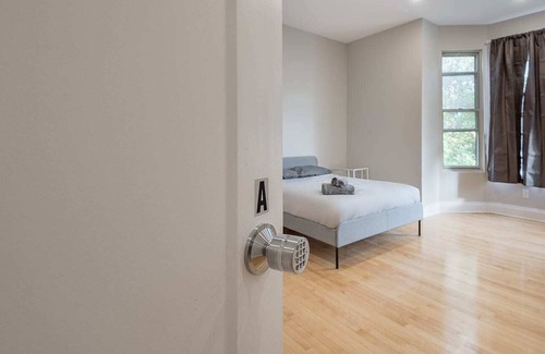 Mile End Apartment | Cozy, Private Room - Everything You Need!