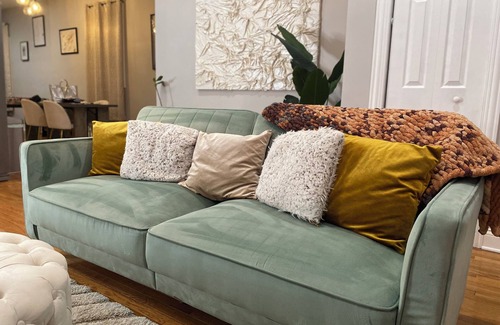 Back of the Yards Apartment | Cozy Private Room in an Apartment in welcoming Chicago