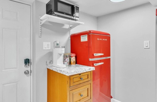Constable Hook Apartment | Cozy Private Room in Shared Space NYC & Light Rail