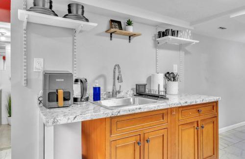 Constable Hook Apartment | Cozy Private Room in Shared Space NYC Light Rail BSMT A