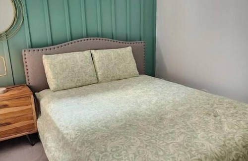 Lawrence Heights Hotel | Cozy Property in Toronto with Free Parking-WIFI, steps away from subway station
