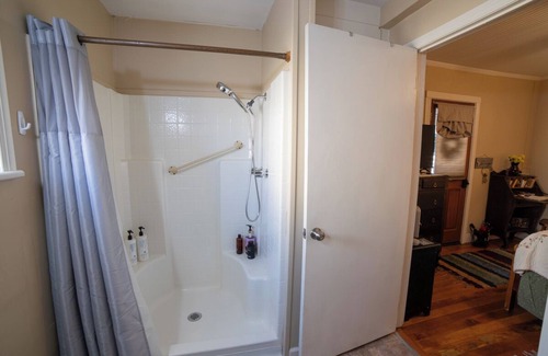 Tuolumne Cottage | CoZY Quarters-Private Garden Entrance, Inflatable Spa,Close to Yosemite & Casino