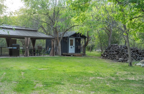Orondo Cabin | Cozy Queen Cabin Retreat at Pirates Cove | River Access + Bathhouse