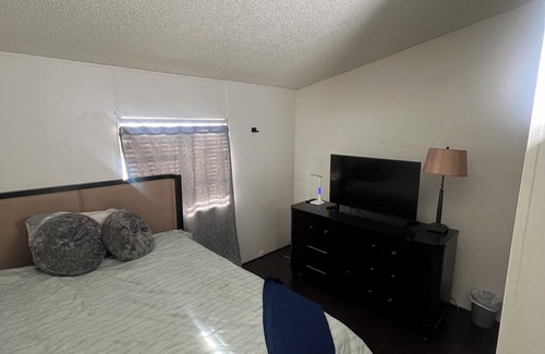 Claremont House | Cozy Queen room nestled close to Cal Poly Pomona, Claremont, & LaVerne Colleges