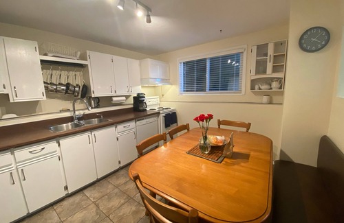 Oaklands Apartment | Cozy Quiet 2 bdrm 3 bed Garden Suite Fully Furnished, All Inclusive with Parking