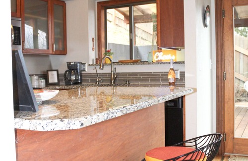Southeast Eugene House | Cozy & Quiet 2 bdrm private Treehouse getaway with Amazing Views minutes from UO
