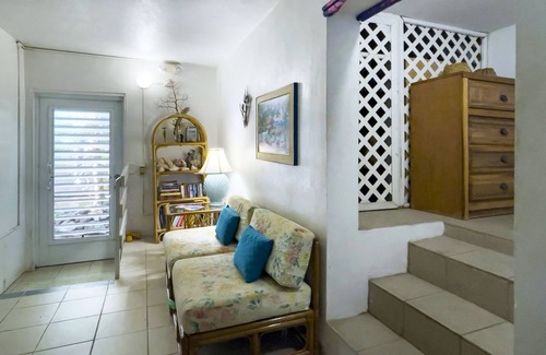 Contant Farms Apartment | Cozy, quiet, and safe Studio Apartment - 5 minute walk to Cruz Bay!