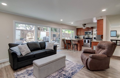 Tustin House | Cozy & Quiet Home w/backyard oasis perfect for California Dreaming near Irvine