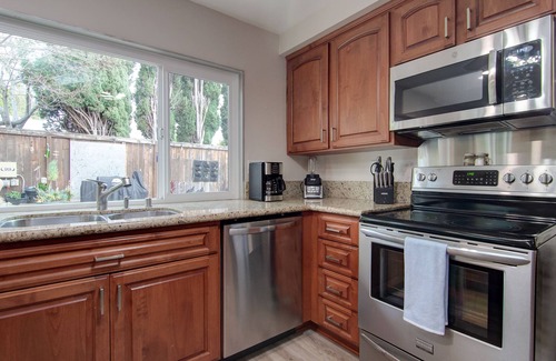 Tustin House | Cozy & Quiet Home w/backyard oasis perfect for California Dreaming near Irvine