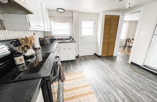 Oshkosh House | Cozy & Quiet; Oshkosh Hidden Gem