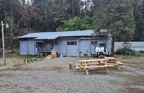 Brownsville House | Cozy Ranch Mountain Getaway Close to Lakes & Pet friendly!