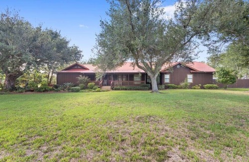 Prien House | Cozy Ranch House with Pool
