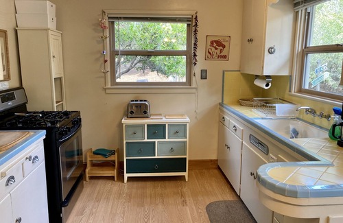 Pacific Grove House | Cozy & Relaxing - Family Friendly - Cheerful 2-bed 2-bath home