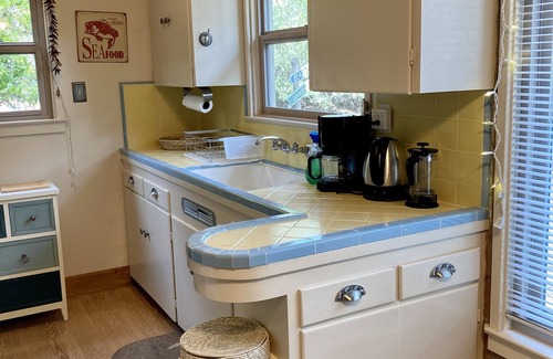 Pacific Grove House | Cozy & Relaxing - Family Friendly - Cheerful 2-bed 2-bath home