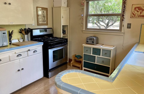 Pacific Grove House | Cozy & Relaxing - Family Friendly - Cheerful 2-bed 2-bath home