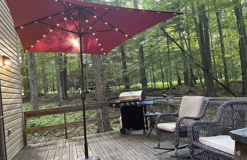 Gouldsboro House | Cozy, Relaxing, Getaway house in Big Bass community Poconos-3 mins walk to lake