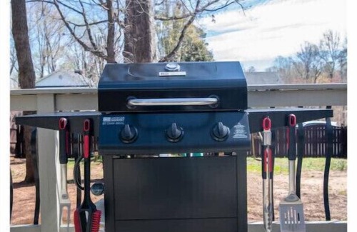 Carriage Hills House | Cozy & Relaxing Home, Hot Tub, Fire Pit, Deck