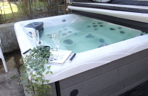 Kettering Apartment | Cozy & Relaxing. Hot Tub, stress relief at your fingertips. Pets welcome.
