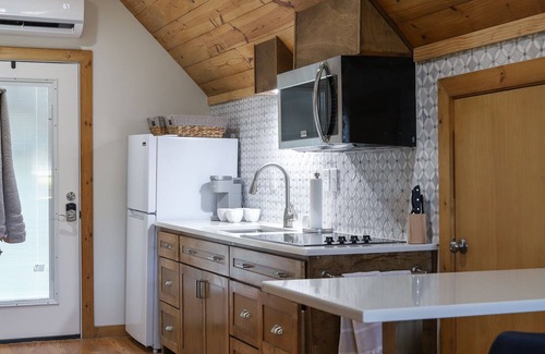 Burnet Cottage | Cozy, Remodeled Garage Apartment for up to 3