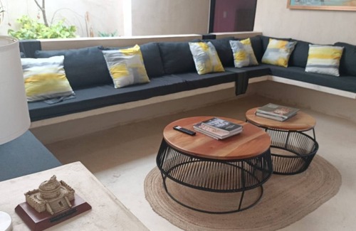 Centro House | Cozy renewed! Family-sized house with pool & art inspiration.