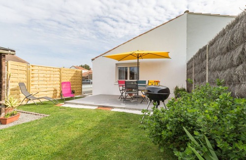 Bourgneuf-en-Retz Cottage | Cozy Renovated Cottage with Garden near Pornic Beaches