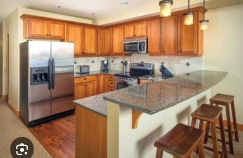 Chelan Resort | Cozy resort in amazing Chelan with AC, fitness room & pool, next to Lake Chelan