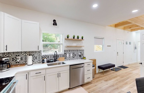 Windsor Hills House | Cozy & restful treehouse style home with a gas grill & AC
