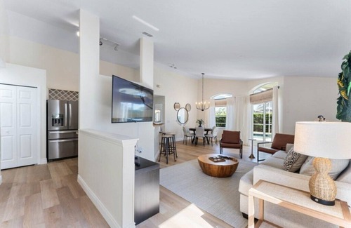 Westbury House | Cozy retreat 4BR private pool near Disney and Lego