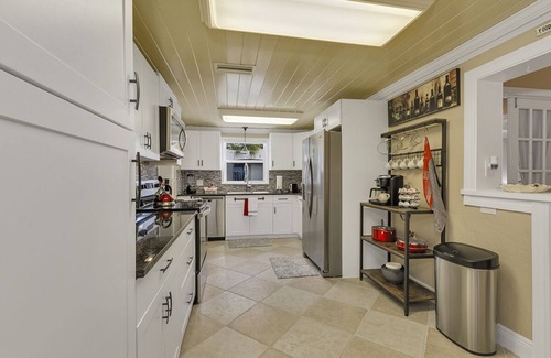 Melbourne House | Cozy Retreat 5⭐ Location | Hot Tub | Game Room | Splash Pool & Water Slide