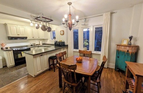 Guelph House | Cozy retreat home in Guelph. Pet-friendly!