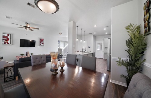 Conroe House | Cozy Retreat home in the Heart of Conroe