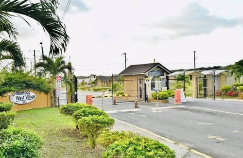 Montego Bay House | Cozy Retreat in a Gated Community 10 minutes from the Beach