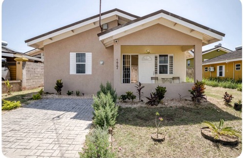 Old Harbour House | Cozy retreat in a Gated community Stylishly modern, 24 hour security