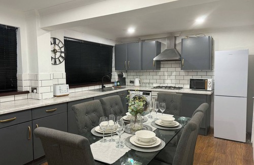 Bridgend House | Cozy Retreat in Bridgend with 3 Bedrooms