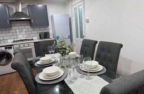 Bridgend House | Cozy Retreat in Bridgend with 3 Bedrooms