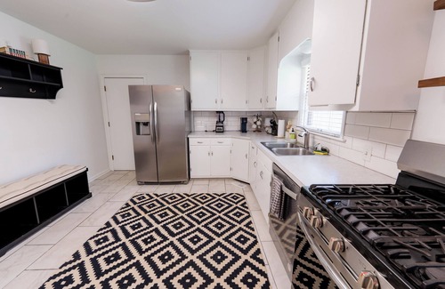Maple Ridge House | Cozy Retreat in the heart of Tulsa. Fully handicap shower!