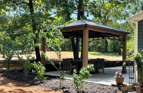 Powhatan House | Cozy retreat just 1 mile from the Fine Creek Brewery & eclectic wedding venue.