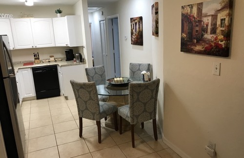Central Naples House | Cozy Retreat, minutes from Beaches, Shopping and Dining, 5th Ave and 3rd Street.