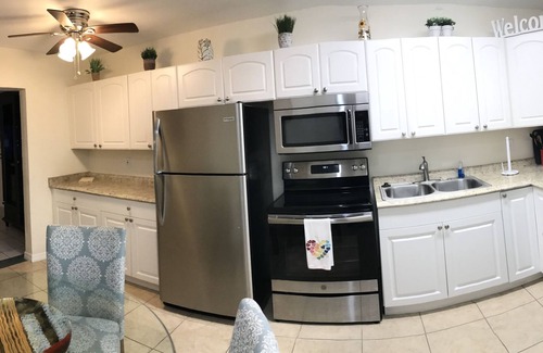 Central Naples House | Cozy Retreat, minutes from Beaches, Shopping and Dining, 5th Ave and 3rd Street.