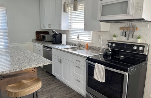 Middletown House | Cozy retreat next to Middletown Airport and Smith park