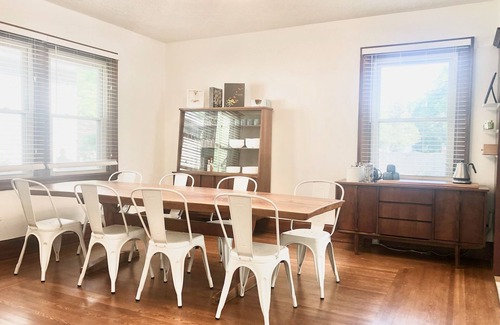 Roselawn Finance House | Cozy Retreat @ The Sweet Iris