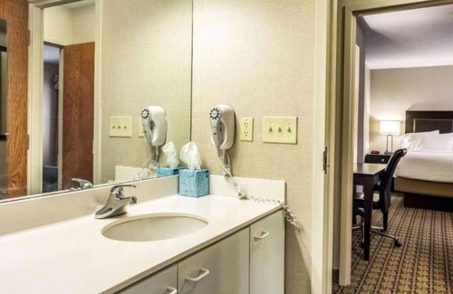 Cranberry Township Hotel | Cozy Retreat Near Pittsburgh & Local Attractions