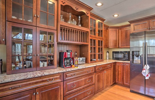 Tobyhanna Cabin | Cozy Retreat w/Deck & Hot Tub, 20 mins to Kalahari