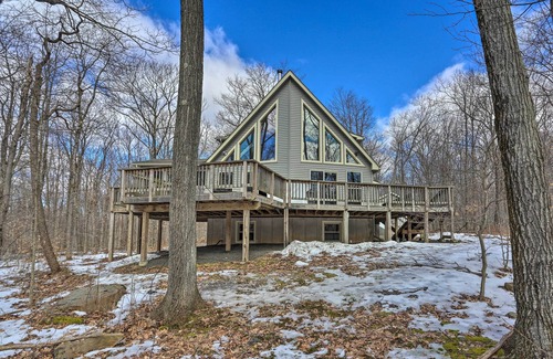 Tobyhanna Cabin | Cozy Retreat w/Deck & Hot Tub, 20 mins to Kalahari